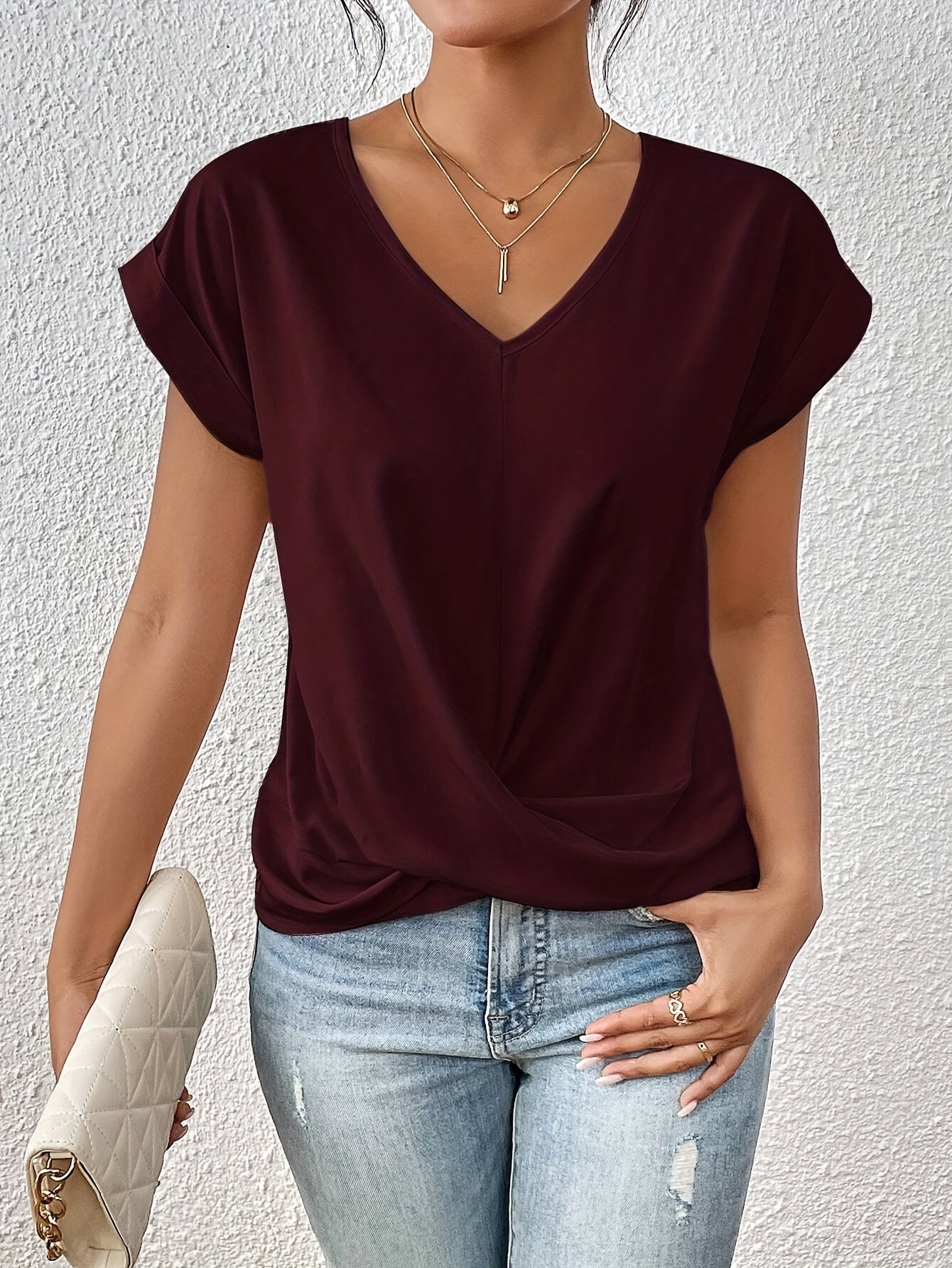 CLEO | Casual T-shirt with sweetheart neckline